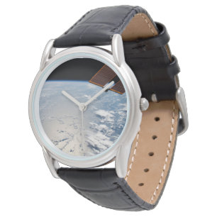 Wolkenformationen rund um den Sonnenuntergang vor Armbanduhr