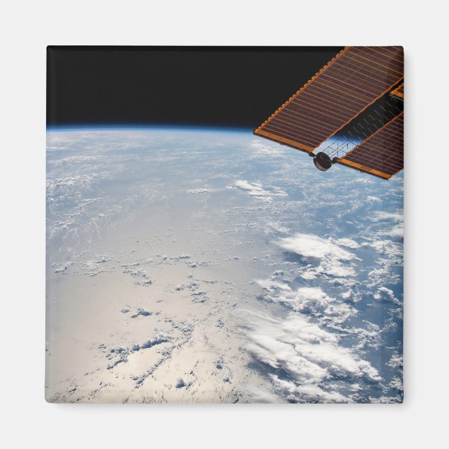 Wolkenformationen rund um den Sonnenuntergang vor  Magnet (Vorne)