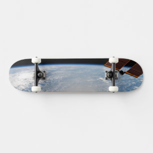 Wolkenformationen rund um den Sonnenuntergang vor Skateboard
