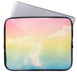 Wolkenhintergrund mit einem pastellfarbenen Farbve Laptopschutzhülle