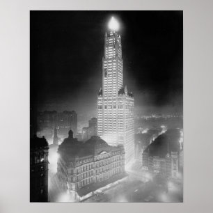 Wolkenkratzer bei Nacht, 1920. Vintage-Foto Poster