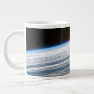 Wolkenkratzer im Südindischen Ozean. Jumbo-Tasse