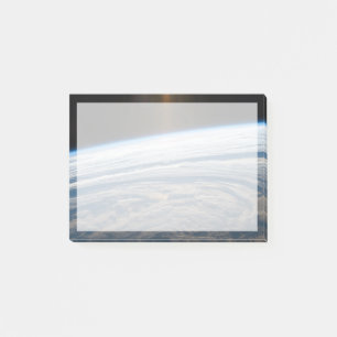 Wolkenkratzer im Südindischen Ozean. Post-it Klebezettel