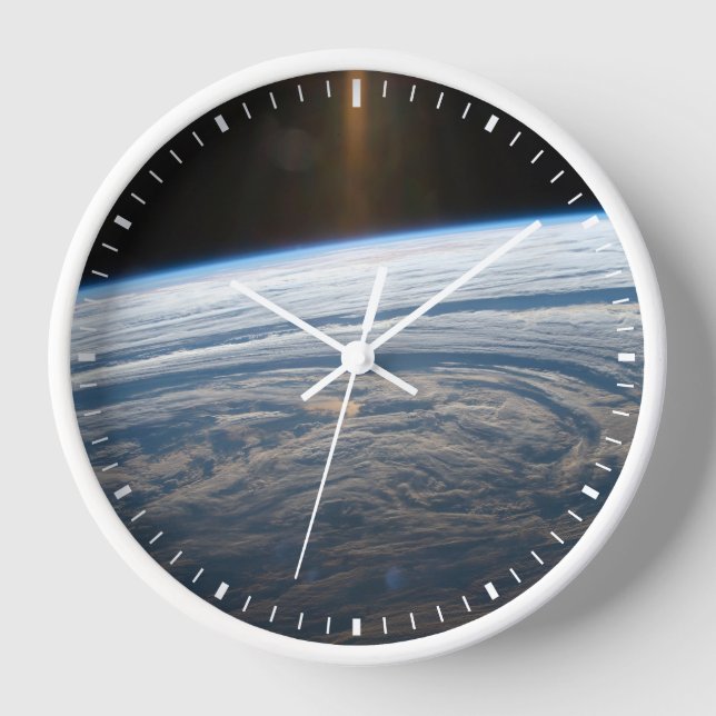 Wolkenkratzer im Südindischen Ozean. Uhr (Vorderseite)