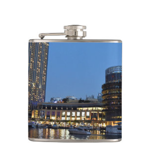 Wolkenkratzer in der blauen Stunde im Jachthafen v Flachmann