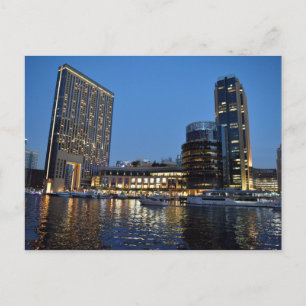 Wolkenkratzer in der blauen Stunde im Jachthafen v Postkarte