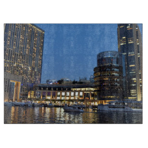 Wolkenkratzer in der blauen Stunde im Jachthafen v Schneidebrett