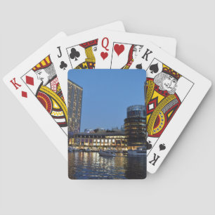 Wolkenkratzer in der blauen Stunde im Jachthafen v Spielkarten