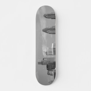 Wolkenkratzer, schwarz-weiß skateboard