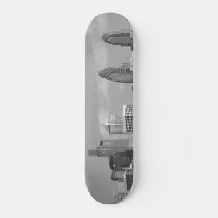 Wolkenkratzer, schwarz-weiß skateboard