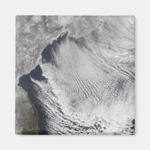 Wolkenkratzer über dem japanischen Meer Magnet