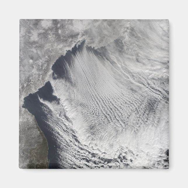 Wolkenkratzer über dem japanischen Meer Magnet (Vorne)