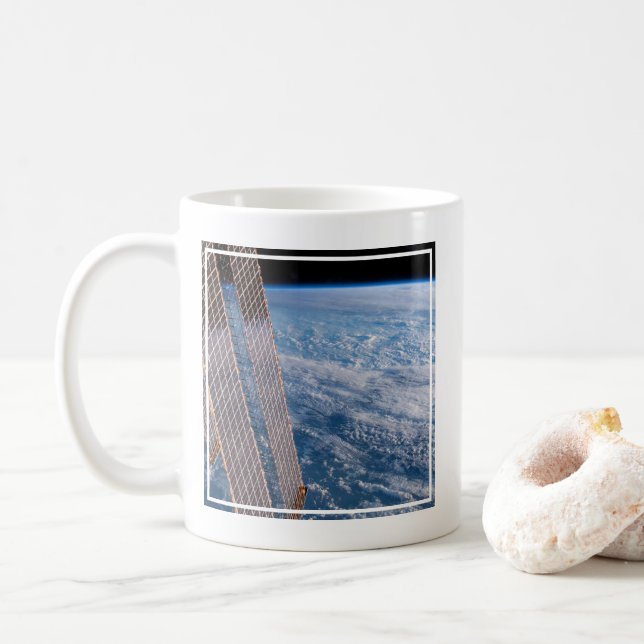 Wolkenkratzer- und Korallenmeere. Kaffeetasse (Mit Donut)