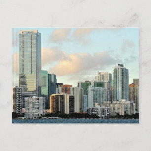 Wolkenkratzer von Miami gegen den Himmel Postkarte