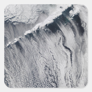 Wolkenmuster, die über der Aleutianinsel sichtbar  Quadratischer Aufkleber