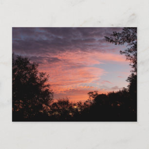 Wolkenroter Sonnenaufgang auf einer Postkarte