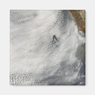 Wolkenturbulenzen und -ruhm vor Guadalupe-Insel Magnet