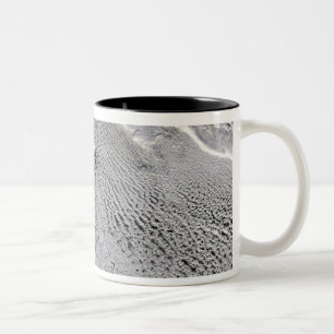 Wolkenturbulenzen vor Insel Jan.s Mayen Zweifarbige Tasse