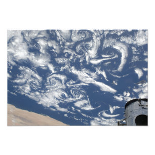 Wolkenturbulenzstraßen vor der Küste Fotodruck