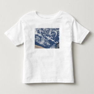 Wolkenturbulenzstraßen vor der Küste Kleinkind T-shirt