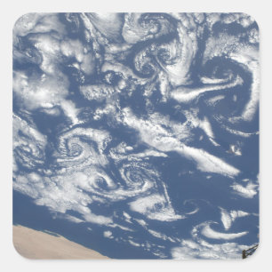 Wolkenturbulenzstraßen vor der Küste Quadratischer Aufkleber