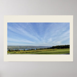 Wolkiges Feld am See Poster