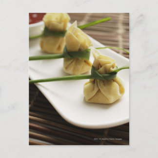 Wollknödel mit weißer Chili-Sauce Postkarte