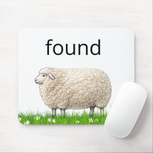 Wollschaf im Gras mit "Gefunden"-Text Mousepad