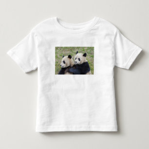 Wolong-Reservat, China, Riesenpanda umarmt Kleinkind T-shirt