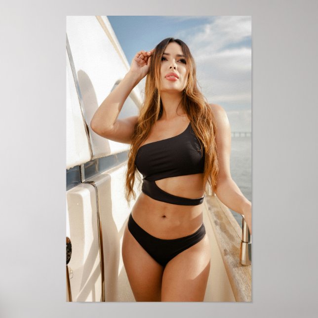 Woman Enjoying A Sunny Day On A Yacht Poster (Vorne)