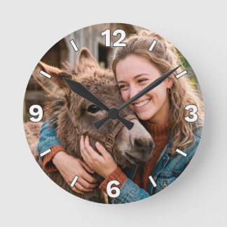 Woman Hugging Donkey Farm Country Rustic Decor Runde Wanduhr