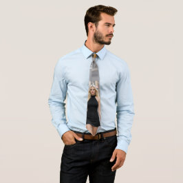 Woman in black krawatte