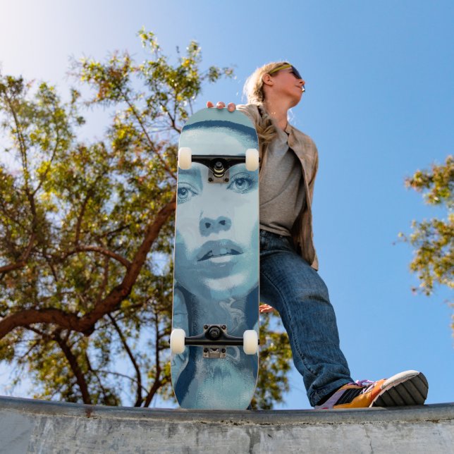 "Woman in Blue" Skateboard (Außen 1)