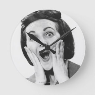 Woman Making Face Runde Wanduhr