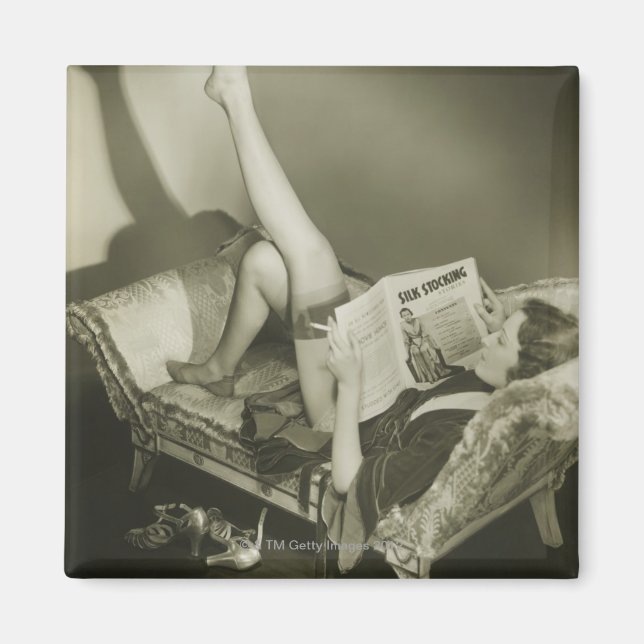 Woman Reading Magazine Magnet (Vorne)