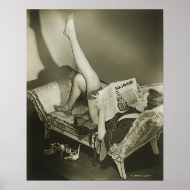 Woman Reading Magazine Poster (Vorne)