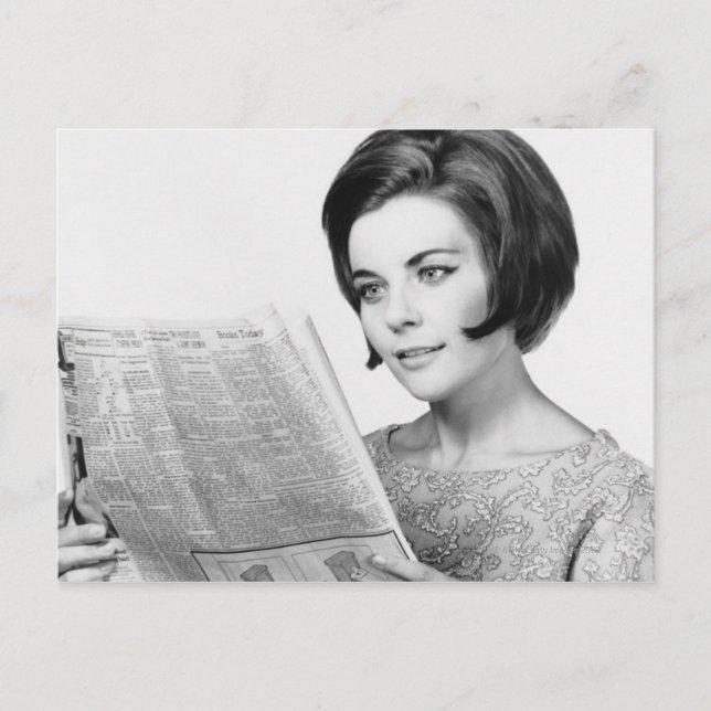 Woman Reading Newpaper Postkarte (Vorderseite)