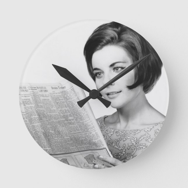 Woman Reading Newpaper Runde Wanduhr (Vorderseite)