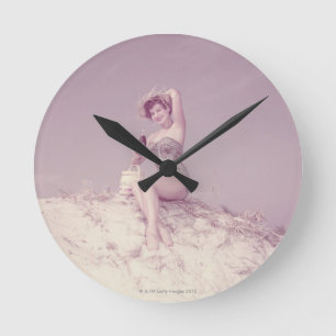 Woman Relaxing on Beach Runde Wanduhr
