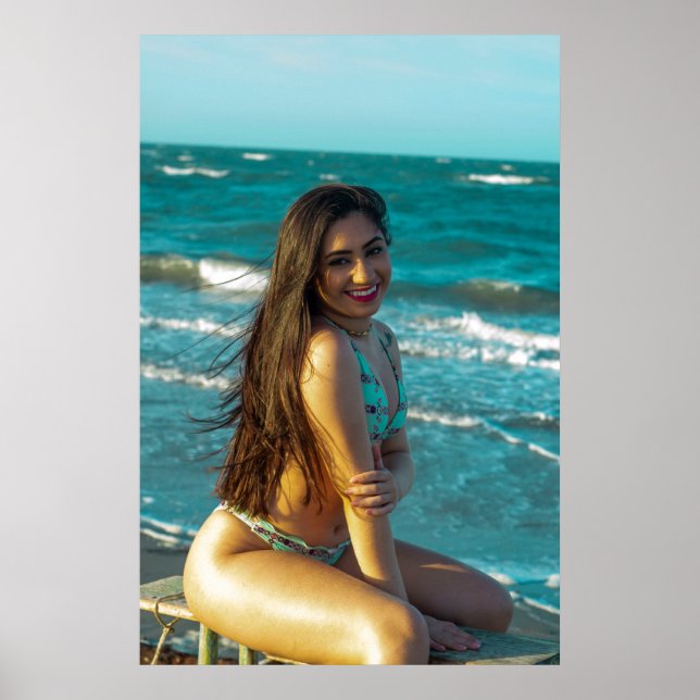 Woman Smiling At The Beach Poster (Vorne)