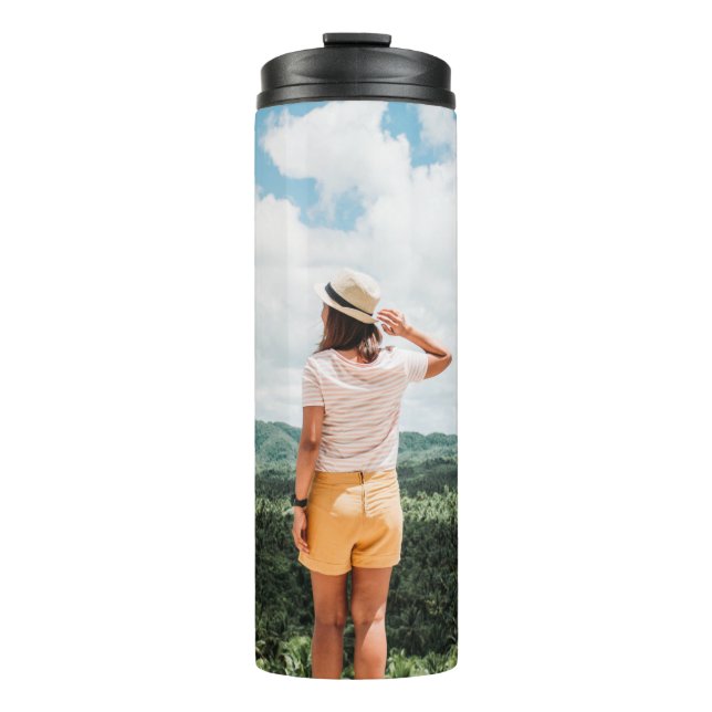 Woman standing near trees thermosbecher (Vorderseite)