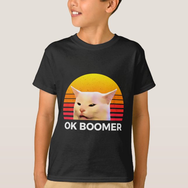 Woman Yelling At Table Dinner Funny Cat Ok Boomer  T-Shirt (Vorderseite)