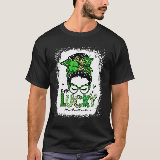 Women Messy Bun One Lucky Mama St Patricks Day Mam T-Shirt (Vorderseite)