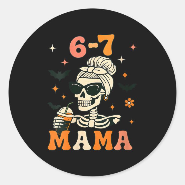 Womens 67 Mama Halloween Skeleton Six Seven Mom Fu Runder Aufkleber (Vorderseite)