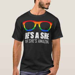 Womens Hes a she und bittet um phantastische Über T-Shirt