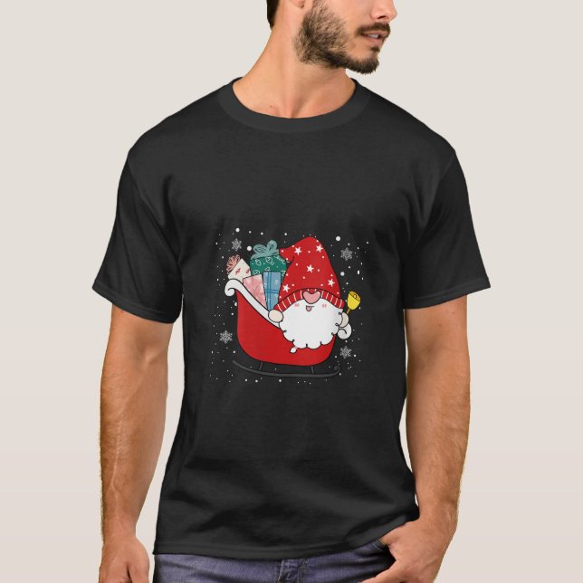 Womens Holiday Gnome Christmas in Sleigh Xmas Paja T-Shirt (Vorderseite)