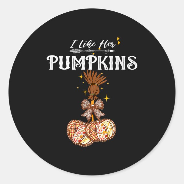 Womens I Like Her Pumpkins She Likes My Broomstick Runder Aufkleber (Vorderseite)