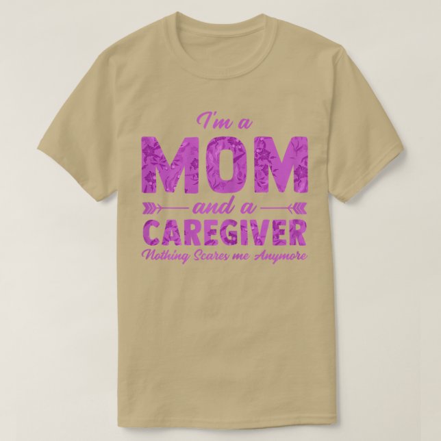 Womens im A Mom und A Caregiver Nothing Scares  T-Shirt (Design vorne)
