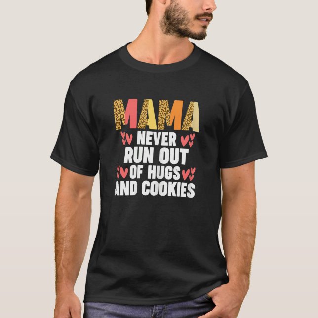 Womens mama never run out of hugs and cookies moth T-Shirt (Vorderseite)