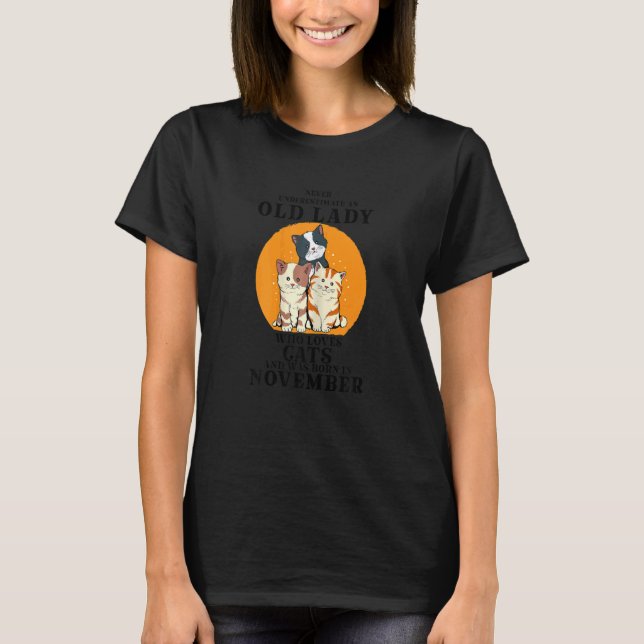 Womens Never Underestimate An Old Lady Who Loves C T-Shirt (Vorderseite)